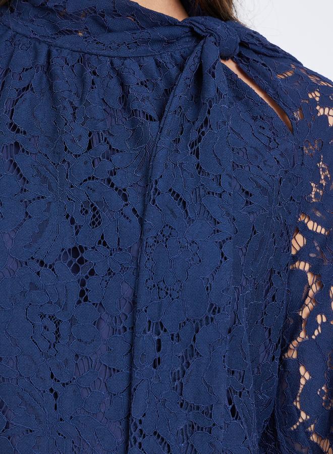 ستايلي بلوزة بياقة برباط من الدانتيل باللون الأزرق الداكن - Image 4